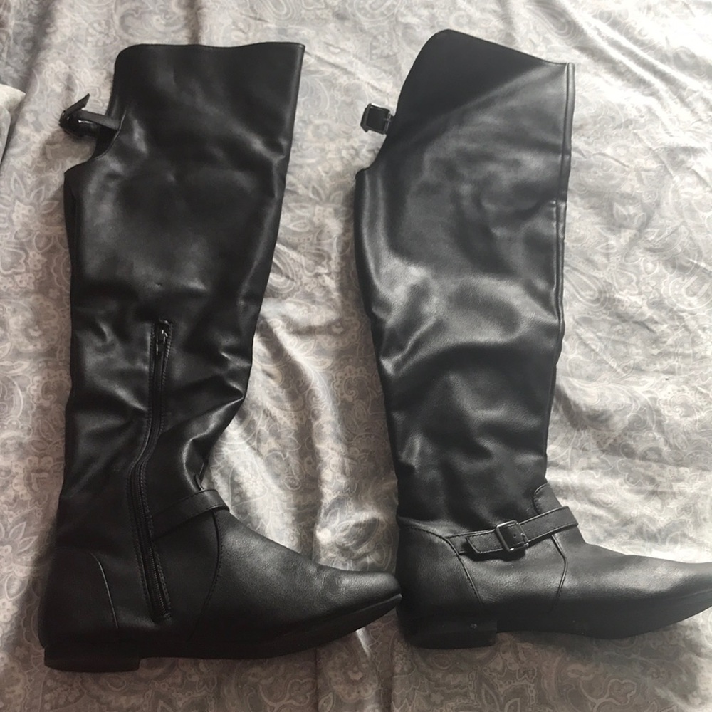 Par de botas que llegan arriba de la rodilla